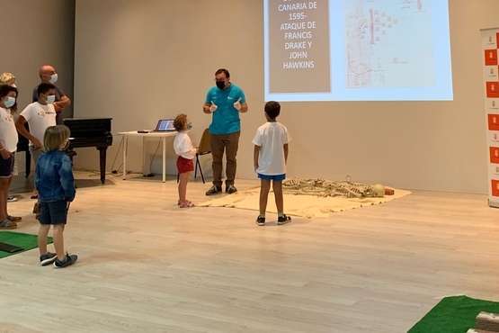  El arqueólogo teldense Abel Galindo dirigió este domingo una actividad familiar en El Museo Canario/TA,